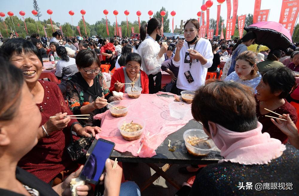 “土豪”盛宴？1200斤猪肉等食材炖出的大锅菜，近万名群众免费吃