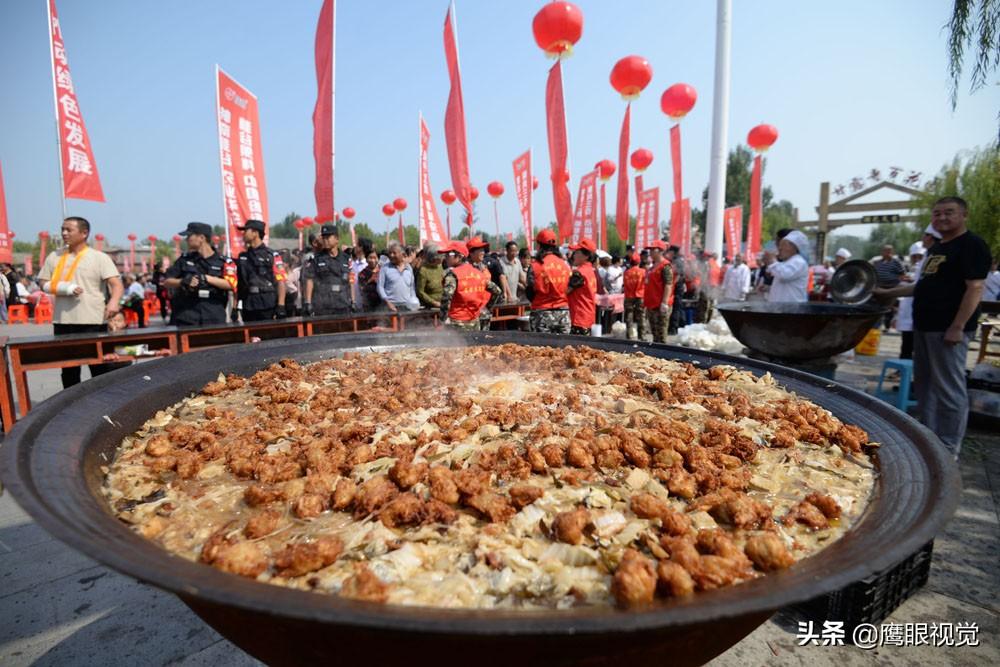 “土豪”盛宴？1200斤猪肉等食材炖出的大锅菜，近万名群众免费吃