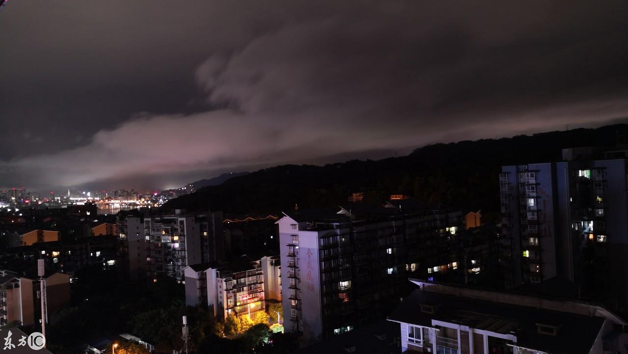 夜幕降临，聆听黑夜的脚步声，发现黑夜那让人无法自拔的美……